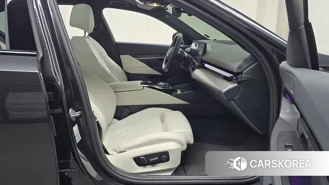 BMW 5 Series (G60) 2024 Серый из Кореи, фото 2