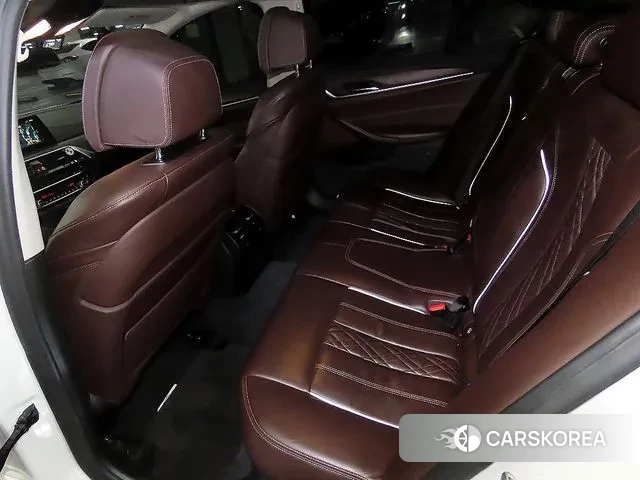 BMW 5 Series (G30) 2018 Белый из Кореи, фото 2