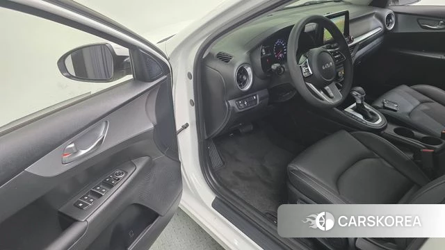 Kia The New K3 2nd generation 2021 Белый из Кореи, фото 2