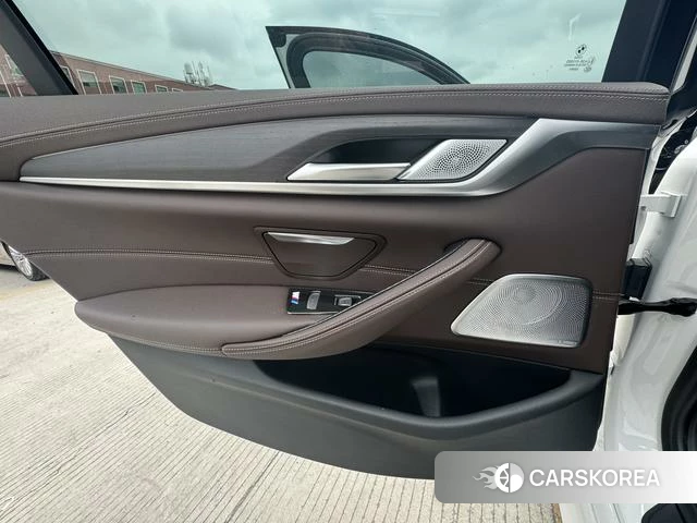 BMW 5 series 2022 Белый из Китая, фото 2