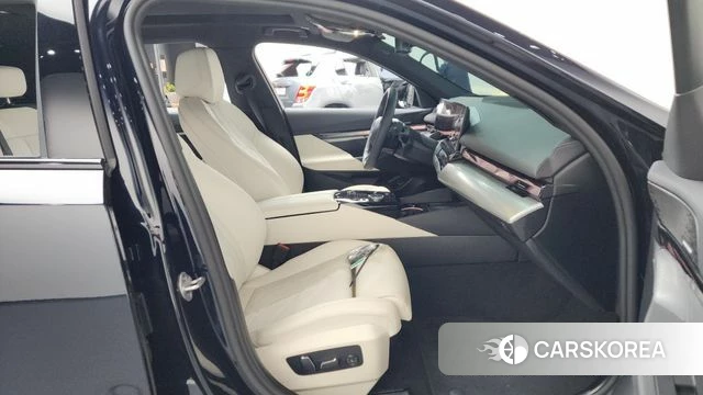 BMW 5 Series (G60) 2025 Черный из Кореи, фото 2