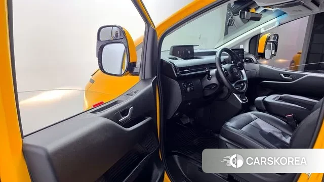 Hyundai Staria 2023 Желтый из Кореи, фото 2