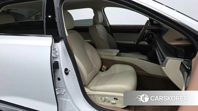Hyundai Grandeur Hybrid (GN7) 2023 Белый из Кореи, фото 2