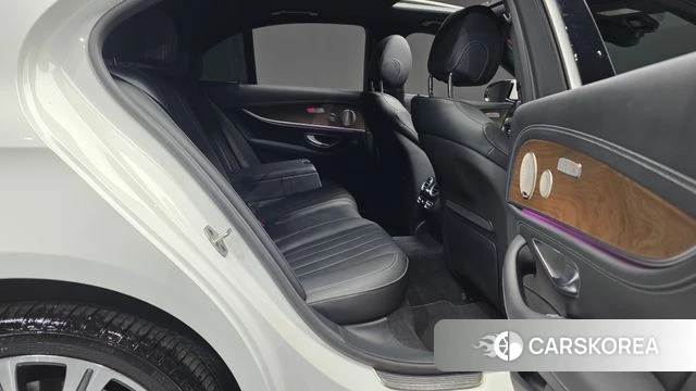 Mercedes-Benz E-Class W213 2022 Белый из Кореи, фото 2