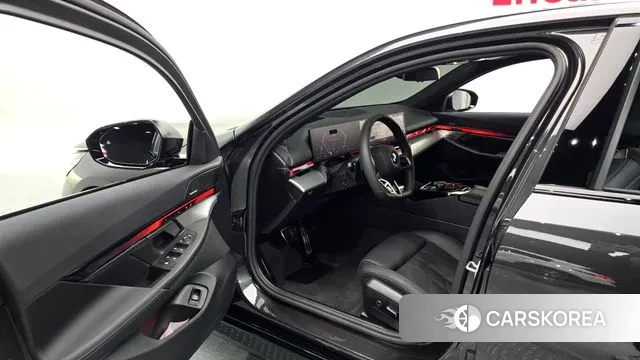 BMW 5 Series (G30) 2025 Серый из Кореи, фото 2