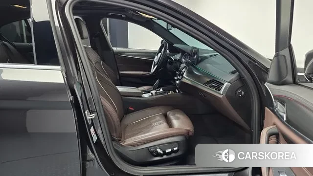 BMW 5 Series (G30) 2023 Серый из Кореи, фото 2