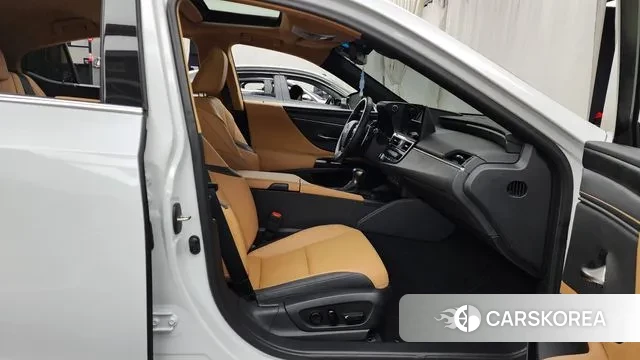 Lexus ES300h 7th generation 2024 Белый из Кореи, фото 2