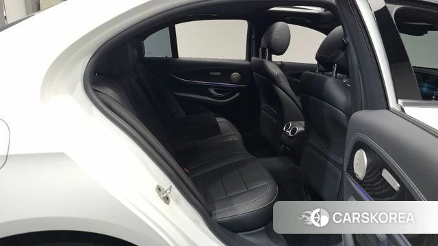 Mercedes-Benz E-Class W213 2023 Белый из Кореи, фото 2
