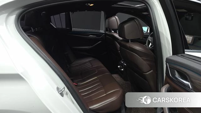 BMW 5 Series (G30) 2018 Белый из Кореи, фото 2