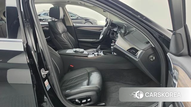 BMW 5 Series (G30) 2018 Черный из Кореи, фото 2