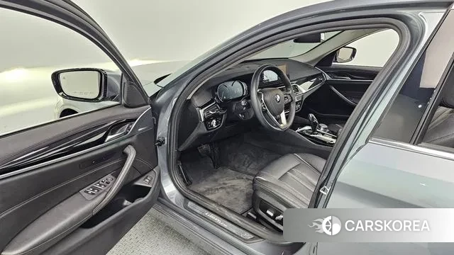 BMW 5 Series (G30) 2018 Серебристо-серый из Кореи, фото 2