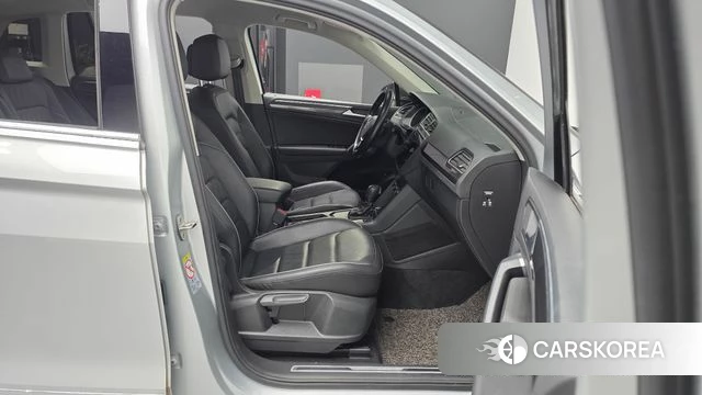 Volkswagen Tiguan second Generation 2020 Серебряный из Кореи, фото 2