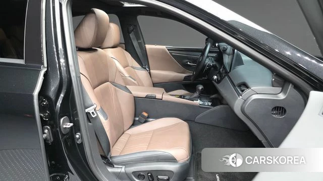 Lexus ES300h 7th generation 2025 Черный из Кореи, фото 2