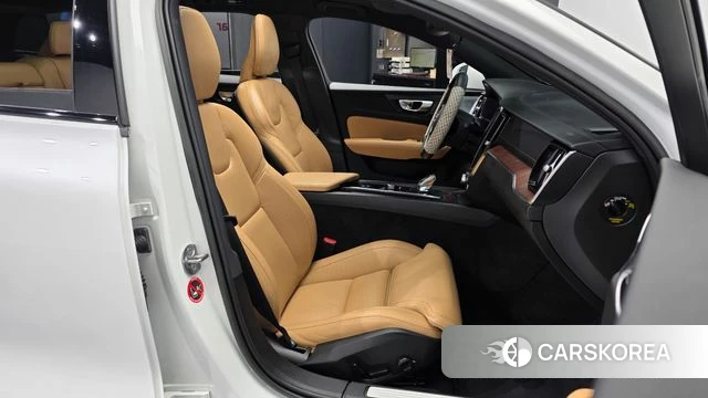 Volvo V60 Cross-Country 2nd Generation 2023 Белый из Кореи, фото 2