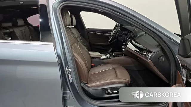 BMW 5 Series (G30) 2018 Серый из Кореи, фото 2