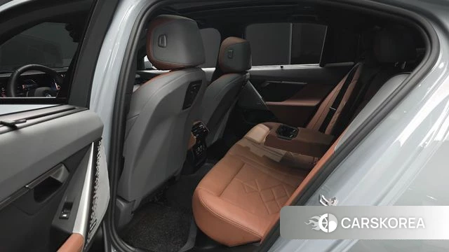 BMW 5 Series (G60) 2024 Серебристо-серый из Кореи, фото 2