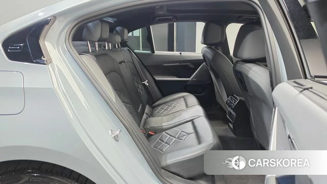 BMW 5 Series (G60) 2024 Цвет галактики из Кореи, фото 2