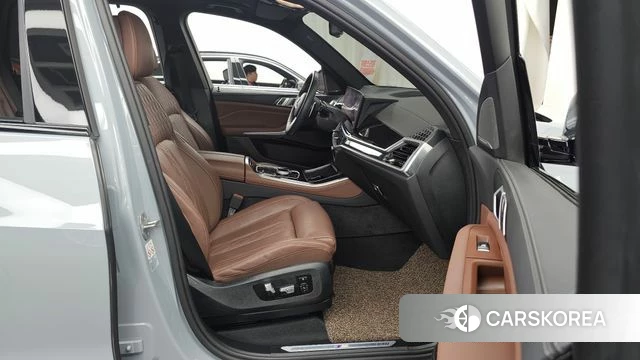 BMW X5 (G05) 2024 Светло-серебряный цвет из Кореи, фото 2