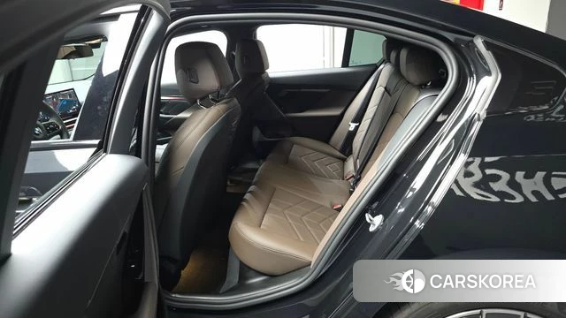 BMW 5 Series (G60) 2025 Черный из Кореи, фото 2