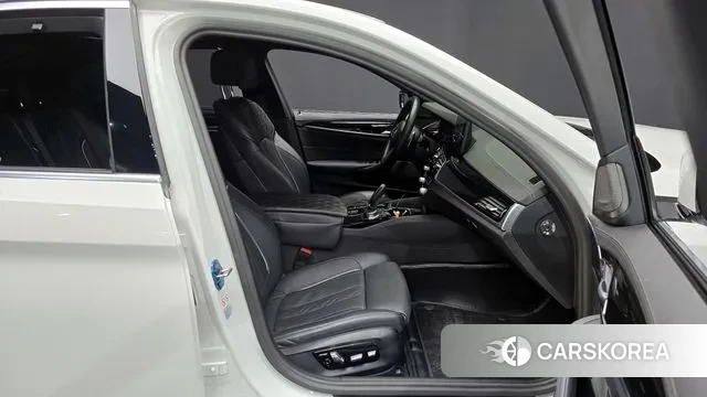 BMW 5 Series (G30) 2023 Белый из Кореи, фото 2