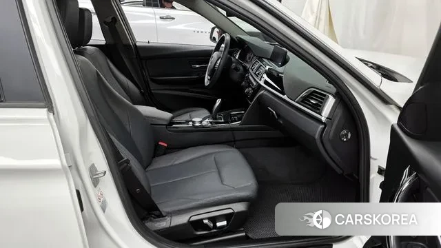 BMW 3 Series (F30) 2018 Белый из Кореи, фото 2