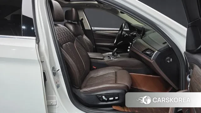 BMW 5 Series (G30) 2018 Белый из Кореи, фото 2