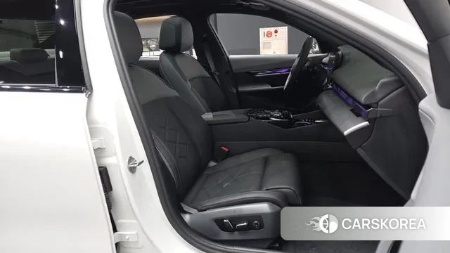 BMW 5 Series (G60) 2025 Белый из Кореи, фото 2