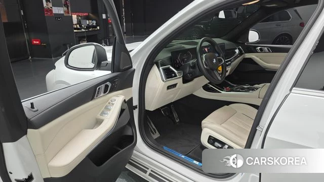 BMW X7 (G07) 2023 Белый из Кореи, фото 2