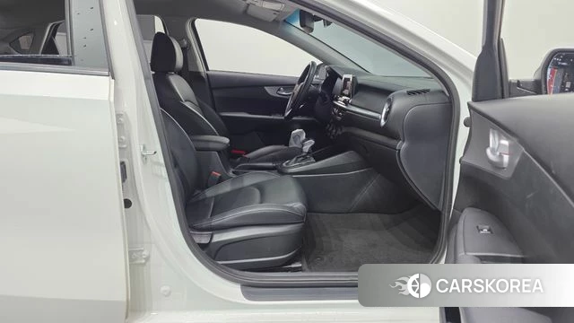 Kia The New K3 2nd generation 2022 Белый из Кореи, фото 2