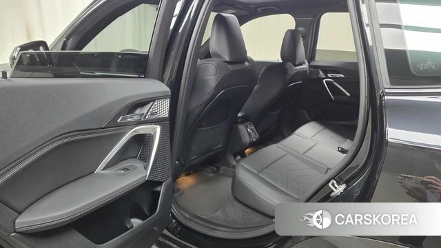 BMW iX1 (U11) 2023 Черный из Кореи, фото 2