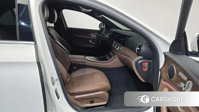 Mercedes-Benz E-Class W213 2022 Белый из Кореи, фото 2