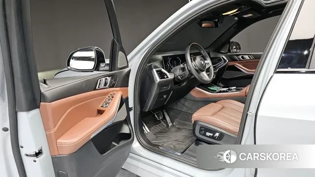 BMW X5 (G05) 2023 Светло-серебряный цвет из Кореи, фото 2