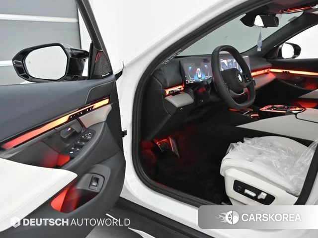 BMW 5 Series (G60) 2025 Белый из Кореи, фото 2