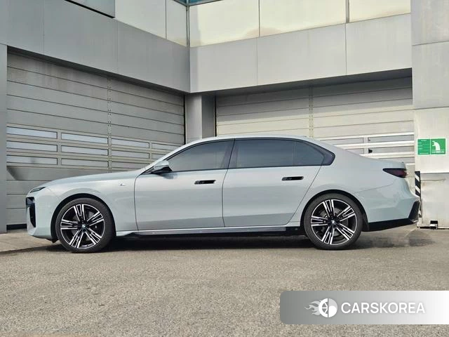BMW 7 series 2023 Серебристо-серый из Китая, фото 2