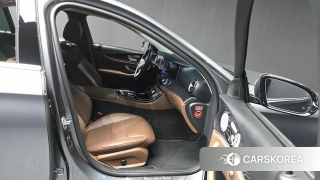 Mercedes-Benz E-Class W213 2018 Серый из Кореи, фото 2