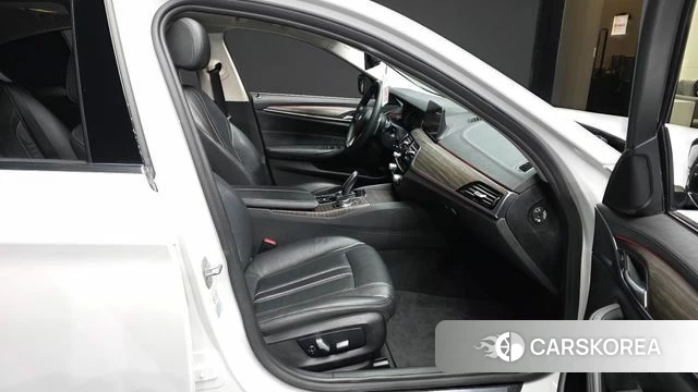 BMW 5 Series (G30) 2019 Белый из Кореи, фото 2