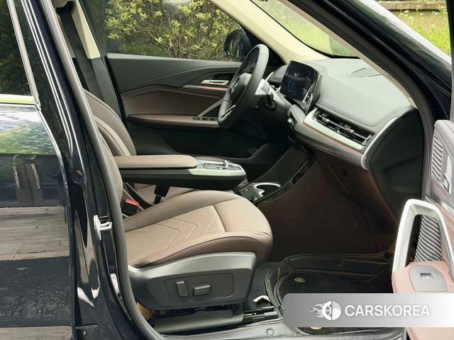 BMW iX1 2025 Черный из Китая, фото 2