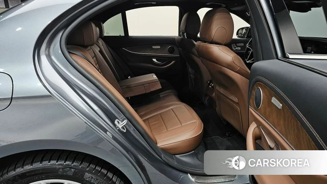Mercedes-Benz E-Class W213 2023 Серебристо-серый из Кореи, фото 2