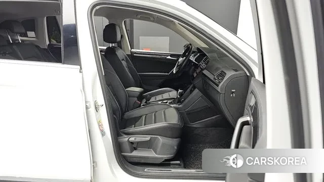 Volkswagen Tiguan second Generation 2022 Белый из Кореи, фото 2