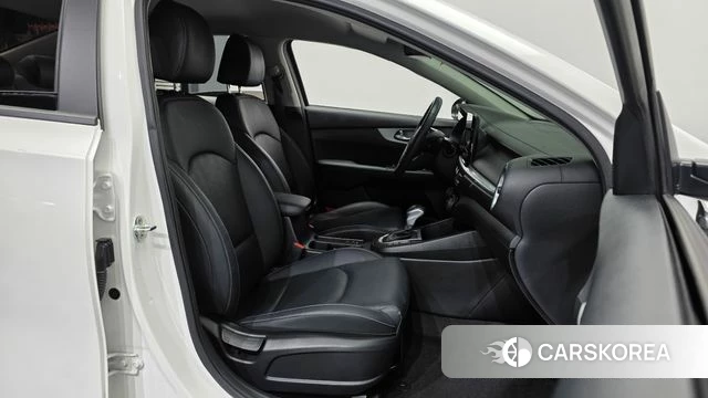 Kia The New K3 2nd generation 2021 Белый из Кореи, фото 2
