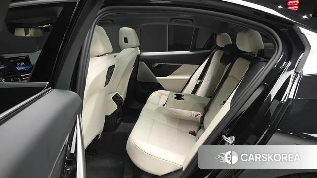 BMW 5 Series (G60) 2025 Черный из Кореи, фото 2