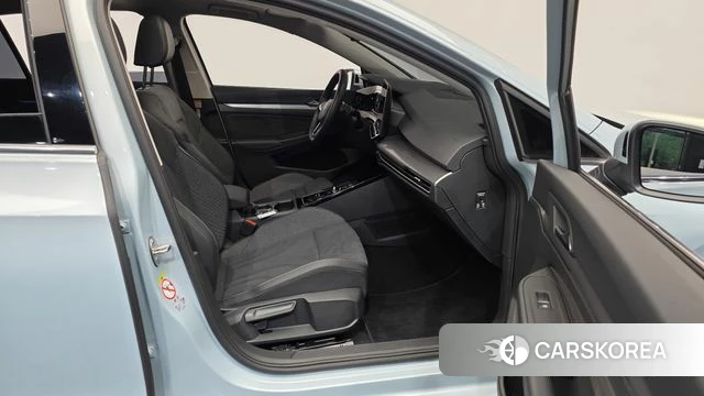 Volkswagen Golf 8th Generation 2025 Небесно-голубой из Кореи, фото 2
