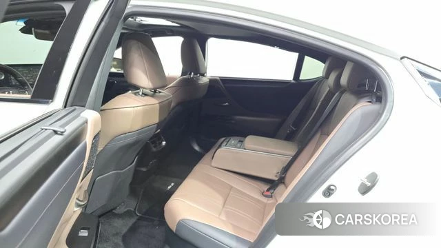 Lexus ES300h 7th generation 2023 Белый из Кореи, фото 2