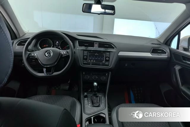 Volkswagen Tiguan L 2021 Темно-серый из Китая, фото 2