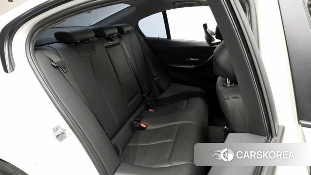 BMW 3 Series (F30) 2018 Белый из Кореи, фото 2