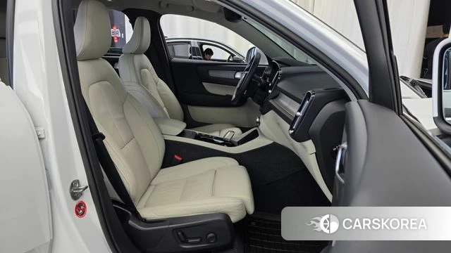 Volvo XC40 2023 Белый из Кореи, фото 2