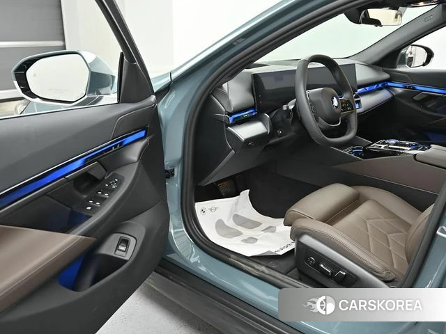 BMW 5 Series (G60) 2025 Небесно-голубой из Кореи, фото 2
