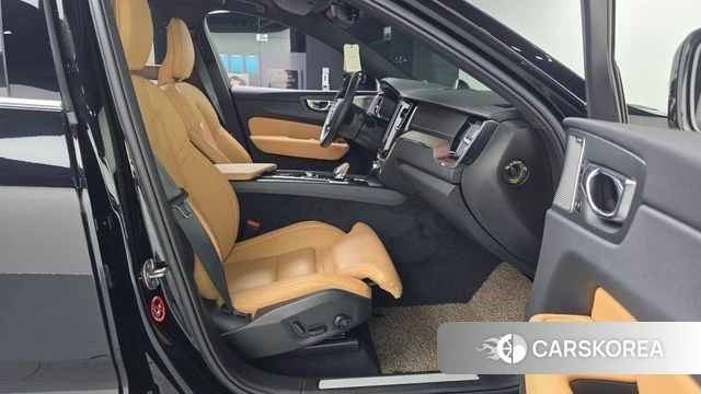 Volvo XC60 second Generation 2022 Черный из Кореи, фото 2