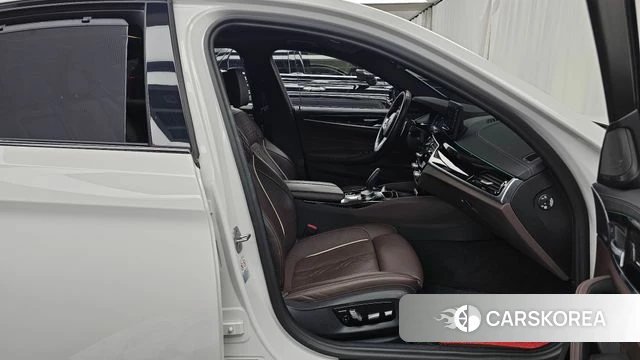 BMW 5 Series (G30) 2023 Белый из Кореи, фото 2
