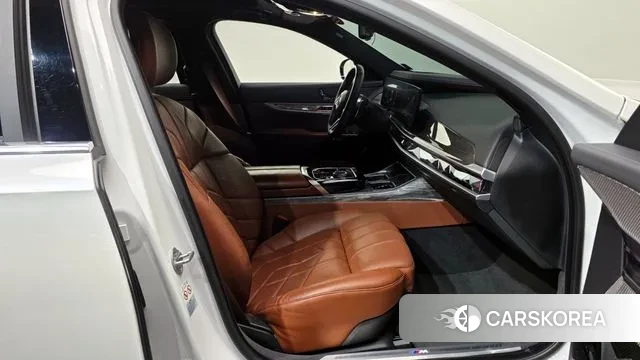 BMW 7 Series (G70) 2023 Белый из Кореи, фото 2